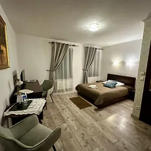 Dworek Zloty Rog I Restauracja Krakov